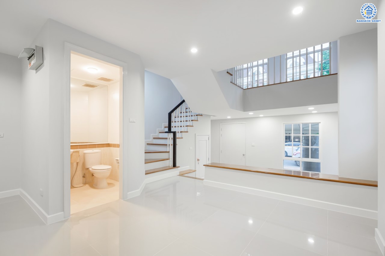 บ้านมือสอง ทาวน์โฮม 3 ชั้น หลังมุม ม.พลัสซิตี้พาร์ค เกษตร-นวมินทร์ เนื้อที่ 33.60 ตร.ว. ฟังก์ชัน 3 ห้องนอน 4 ห้องน้ำ จอดรถได้ 2 คัน บนทำเลศักยภาพ เชื่อมต่อถนนหลายสาย เข้าเมืองก็เป็นเรื่องง่าย ใกล้รถไฟฟ้าสายเขียวอ่อน สถานี "ม.เกษตรศาสตร์" และ ใกล้จุดขึ้นทางด่วน "ฉลองรัช"...